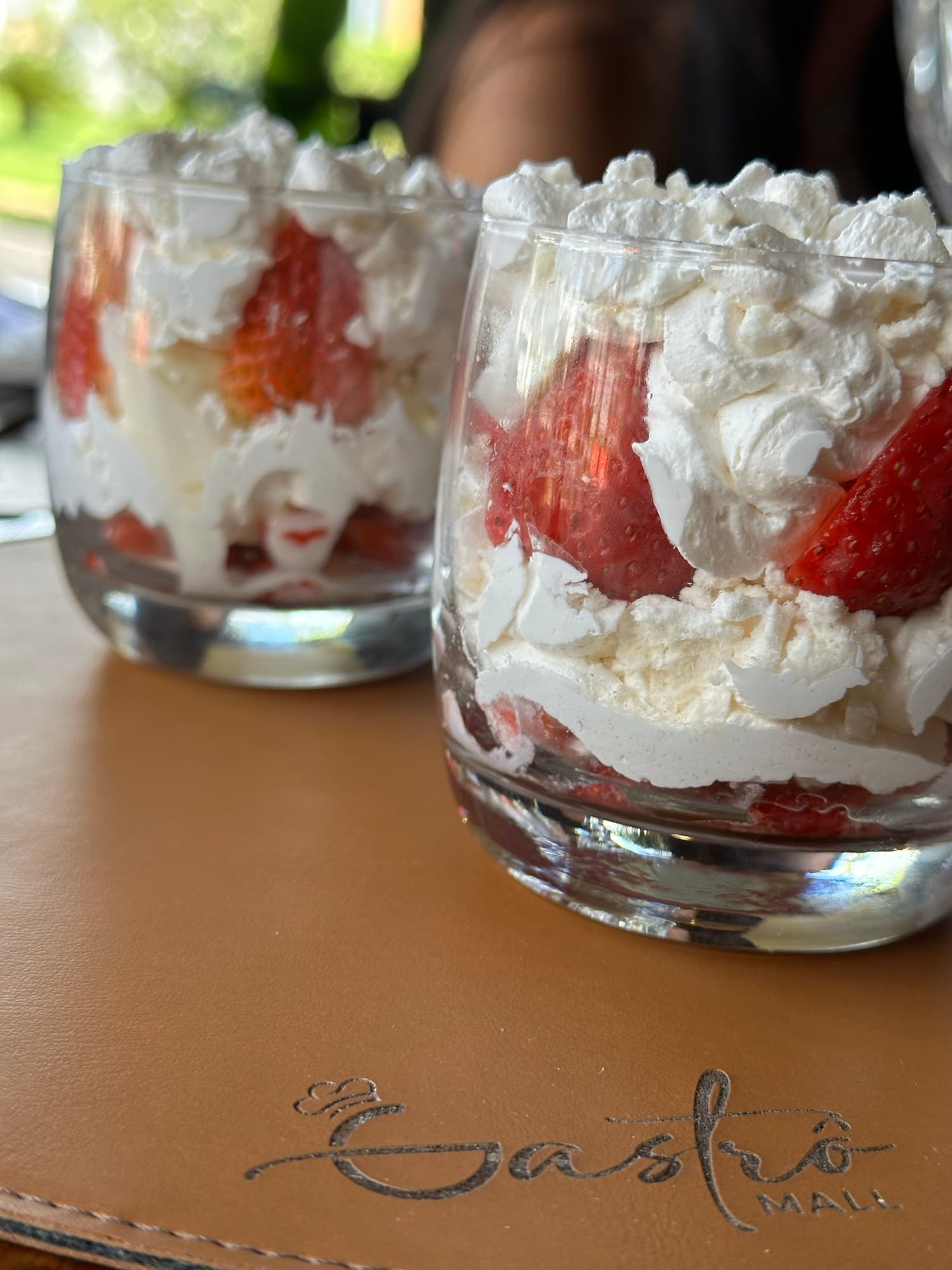 Sobremesa de morango com chantilly servida na taça