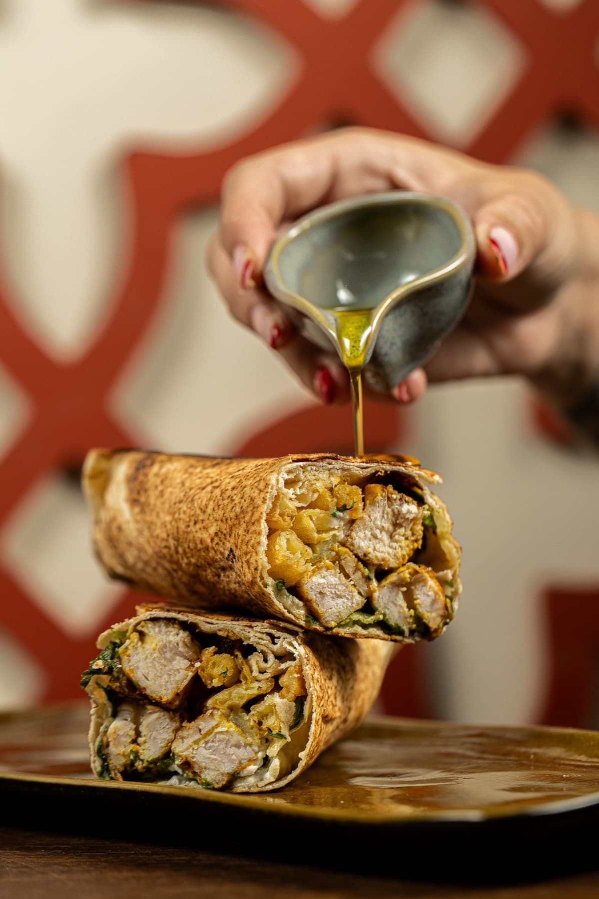 Azeite sendo servido sobre shawarma do Yalla