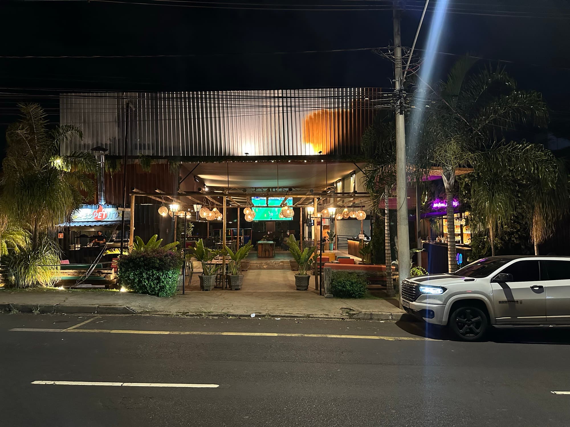 Fachada do Gastrô Mall iluminada à noite na Avenida Nicomedes, Uberlândia