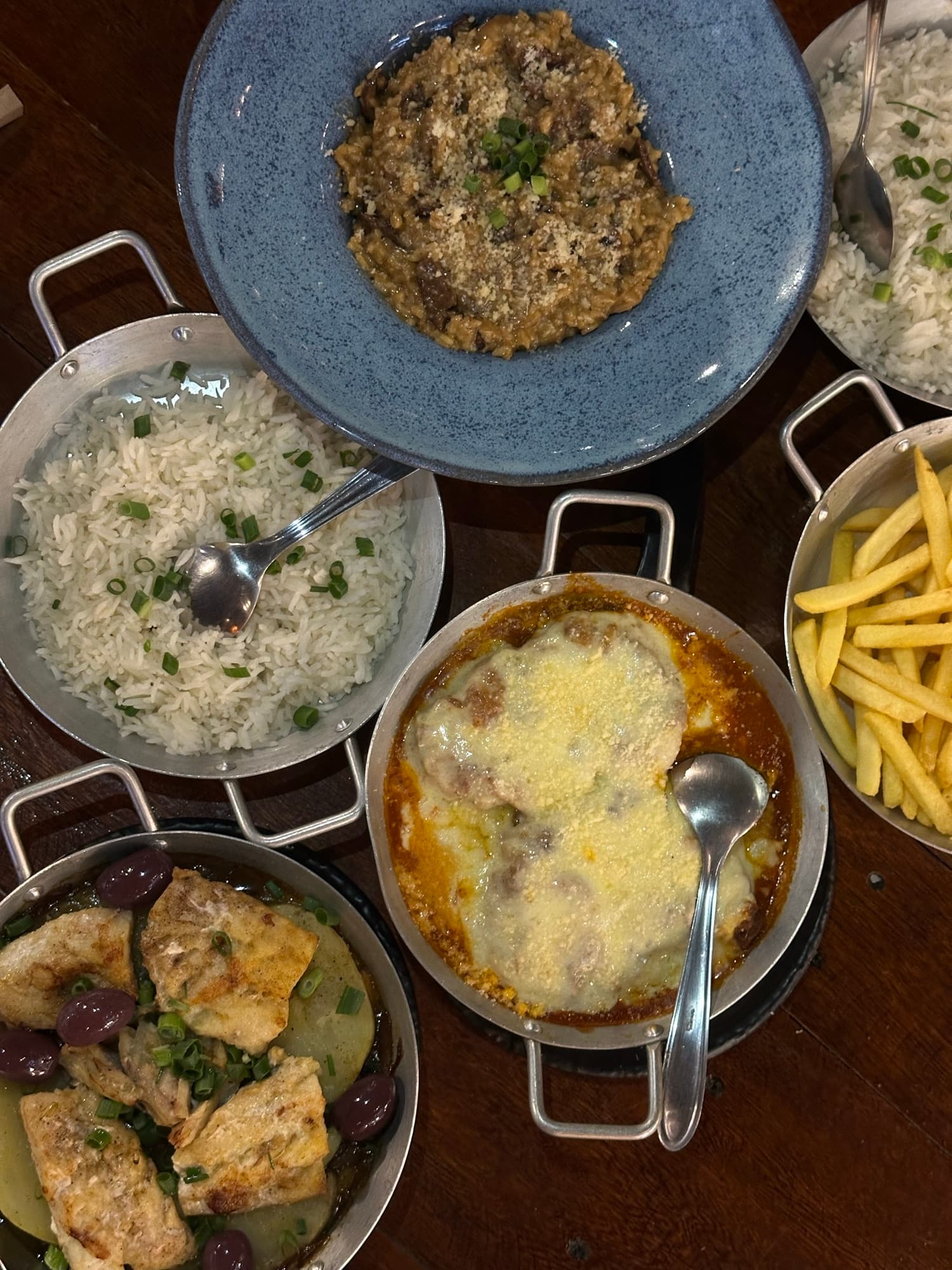 Mesa com pratos variados servidos no Gastrô Mall