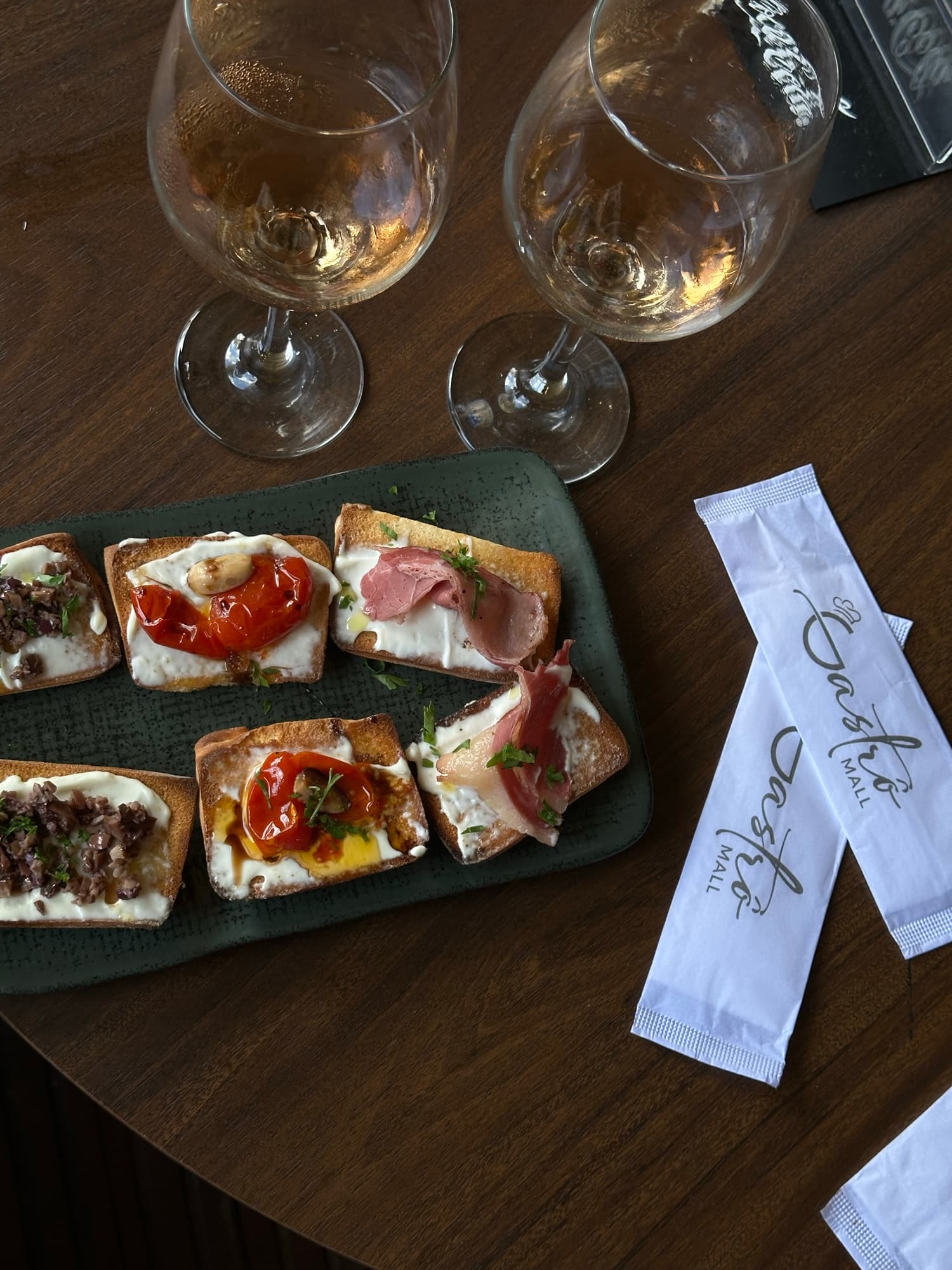 Taças de vinho e bruschettas na Villa Wine and Beer, no Gastrô Mall