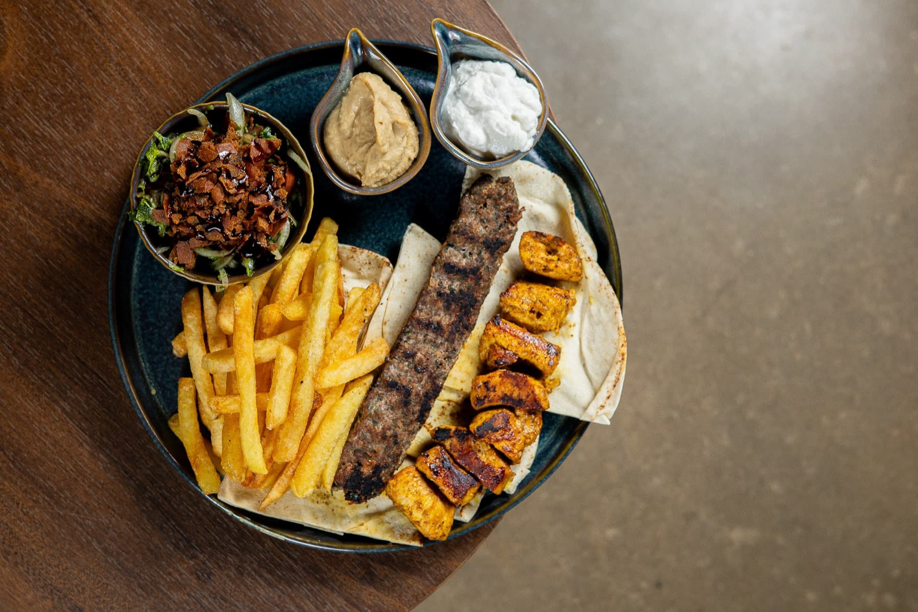 Prato árabe com kafta, batatas e pães do Yalla no Gastrô Mall